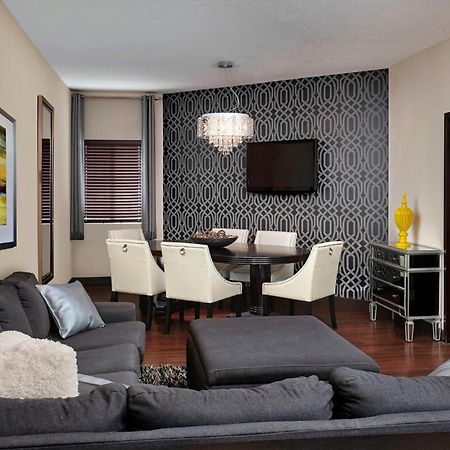 Four Points By Sheraton Hotel & Suites Calgary West מראה חיצוני תמונה
