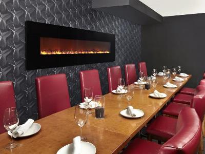 Four Points By Sheraton Hotel & Suites Calgary West מראה חיצוני תמונה