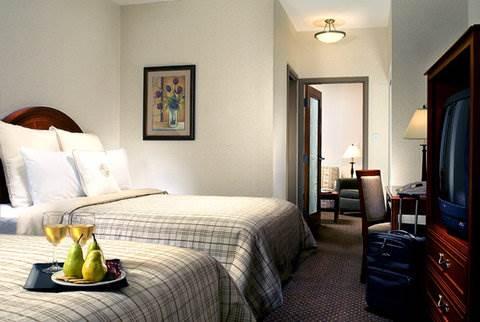 Four Points By Sheraton Hotel & Suites Calgary West מראה חיצוני תמונה