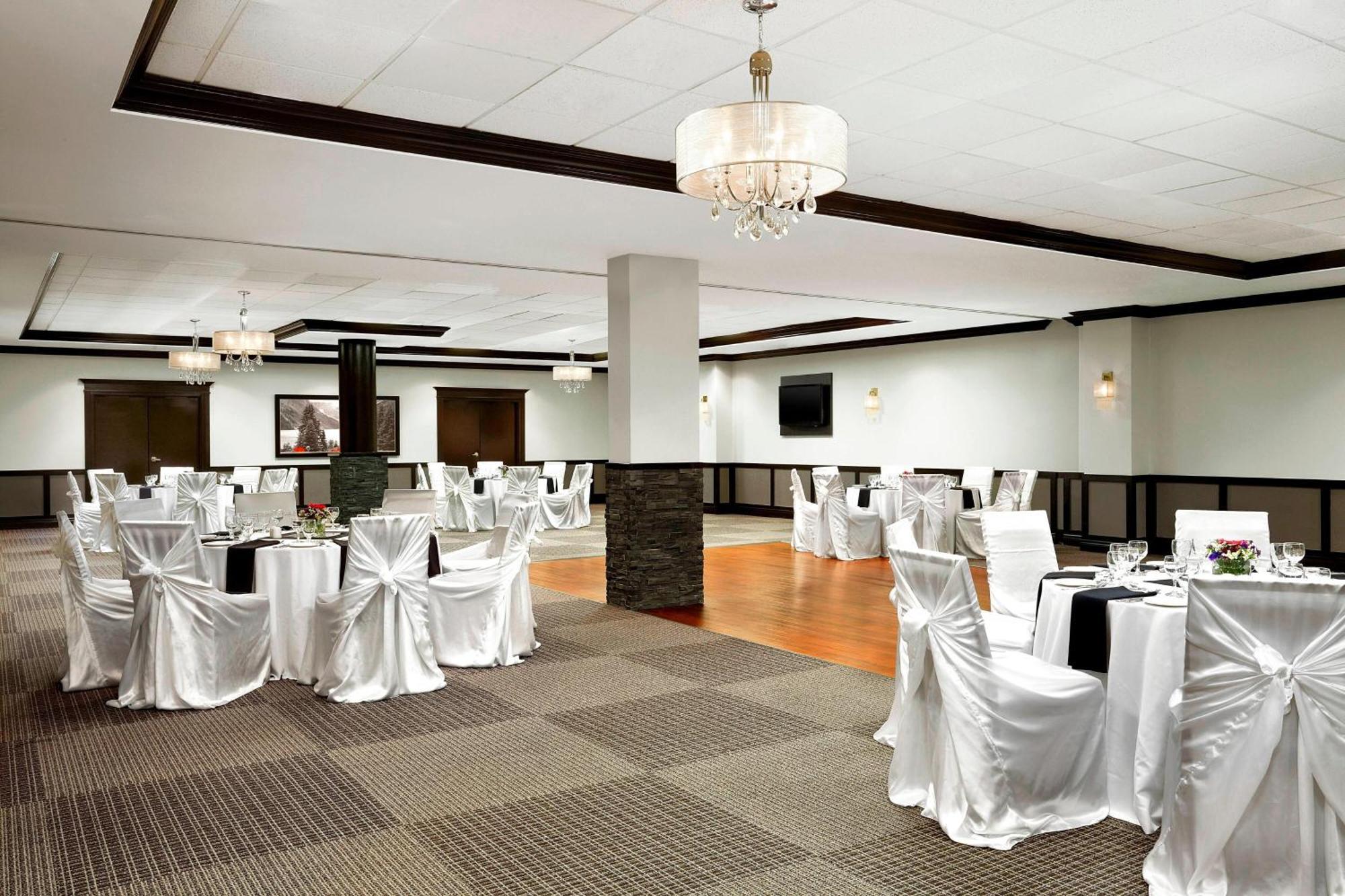 Four Points By Sheraton Hotel & Suites Calgary West מסעדה תמונה