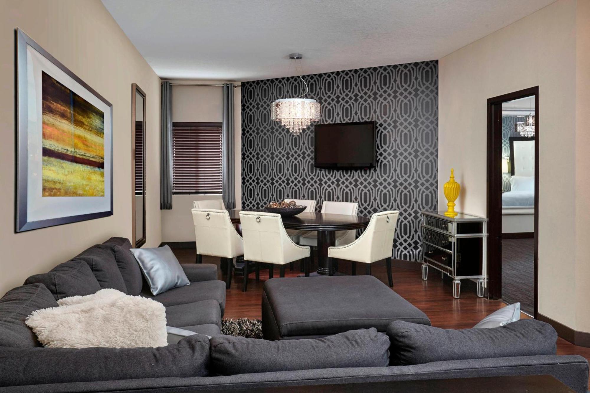 Four Points By Sheraton Hotel & Suites Calgary West מראה חיצוני תמונה