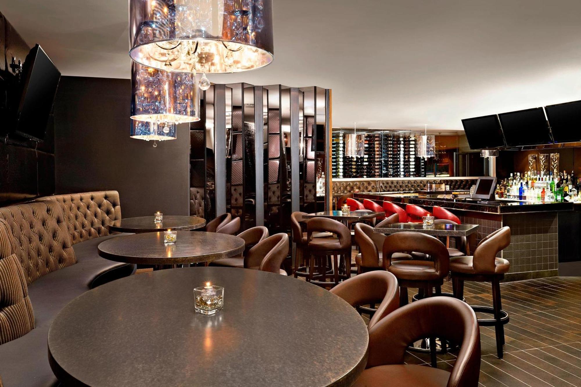 Four Points By Sheraton Hotel & Suites Calgary West מראה חיצוני תמונה
