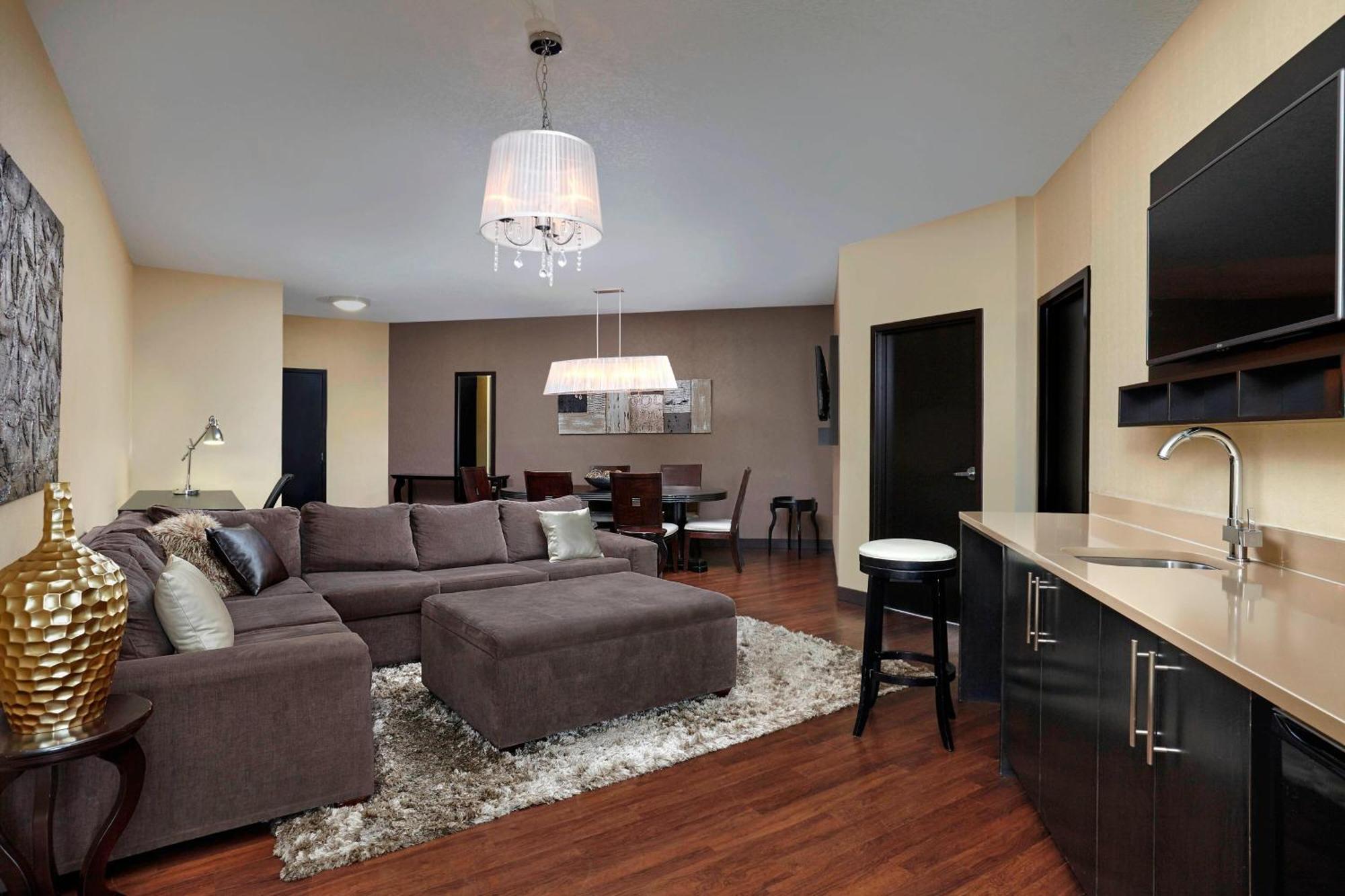 Four Points By Sheraton Hotel & Suites Calgary West מראה חיצוני תמונה