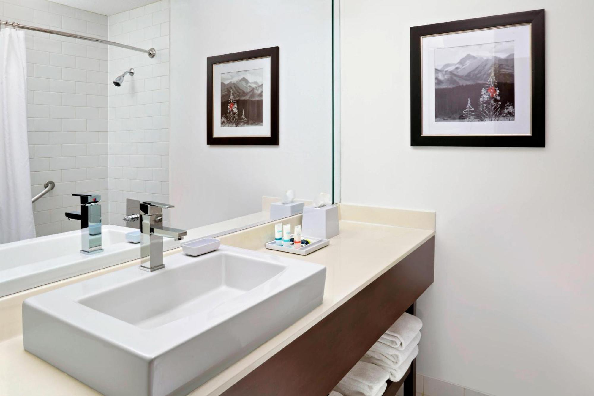 Four Points By Sheraton Hotel & Suites Calgary West מראה חיצוני תמונה