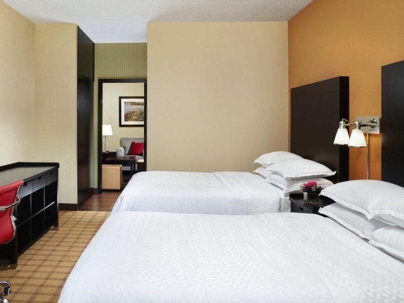 Four Points By Sheraton Hotel & Suites Calgary West מראה חיצוני תמונה